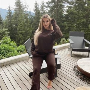 🆕 NWOT TALENTLESS | Women’s Lightweight Crewneck Logo Sweatshirt | Coco 🤎